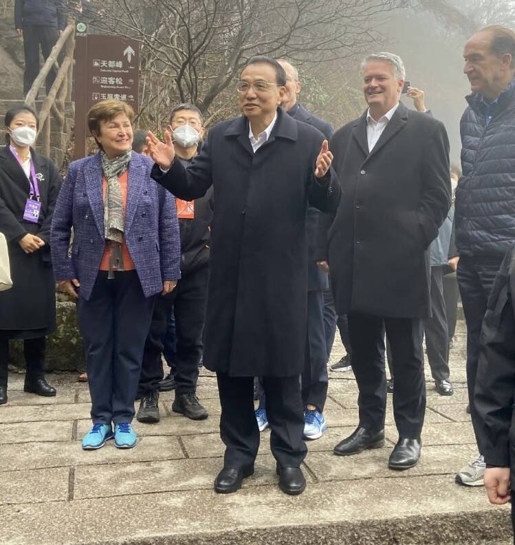 中國總理李克強（中）與IMF總裁等多位國際財經人士同遊黃山。（圖取自微博）