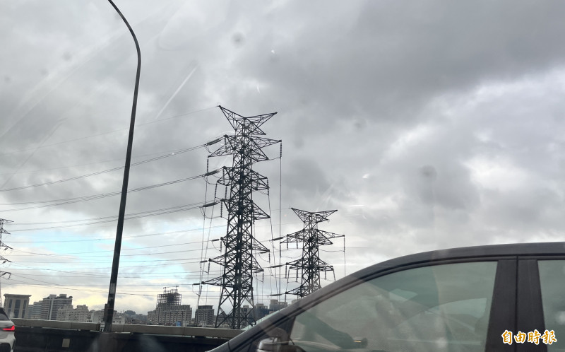 經濟部表示，規劃達成2025年再生能源發電占比15%，並於2026年10月起達成20%目標。（記者廖家寧攝）