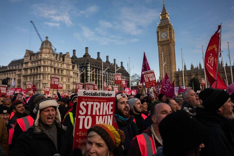 不滿通膨吃掉薪資！英國各行業掀罷工潮
