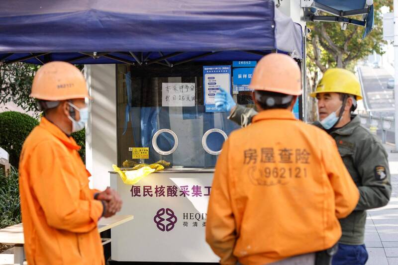 放寬防疫後，中國多個城市取消常態化核酸檢測。（法新社）