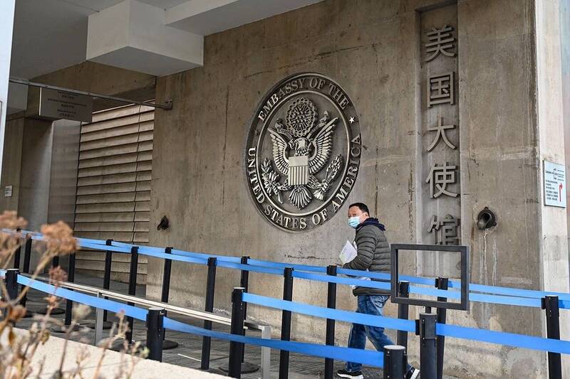 中國疫情大爆炸 美國駐中使館暫停常規簽證服務