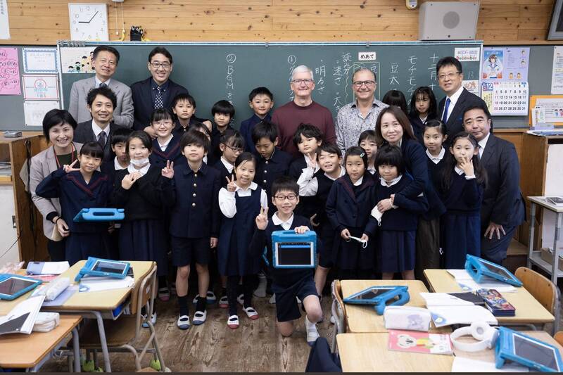 庫克訪日，與日本小學生合影。（圖取自庫克）