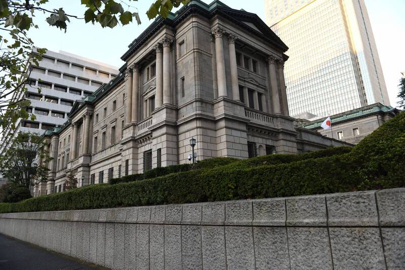 專家指出，隨著通膨上升、就業市場收緊，日銀2023年可能會逐步取消大規模刺激措施。（法新社資料照）