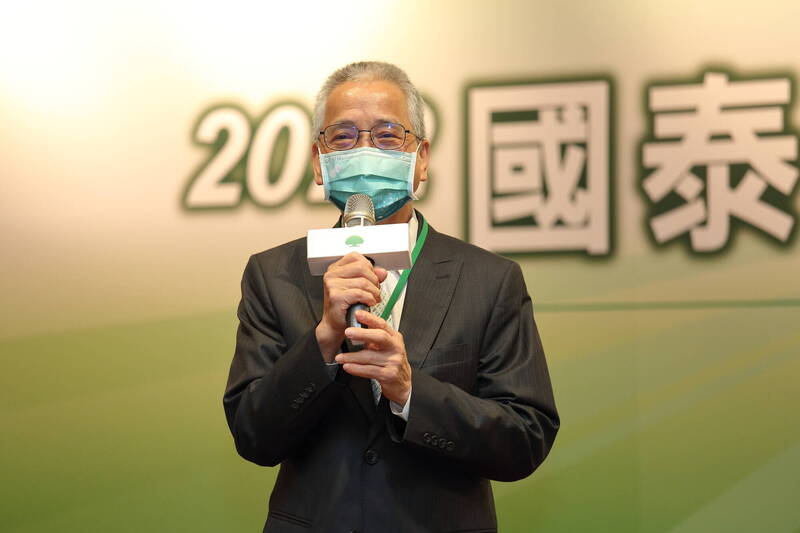 國泰慈善基金會董事長黃調貴勉勵學子，要相信「你比你想的勇敢」，將創新想法勇敢付諸行動，一起為創造更好的社會努力。（國泰提供）