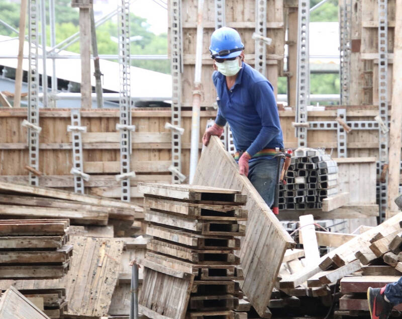 台經院發布景氣動向調查,11月製造業營業氣候測驗點為84.79點,較上月增加0.87點,營建業則續跌。(中央社資料照)