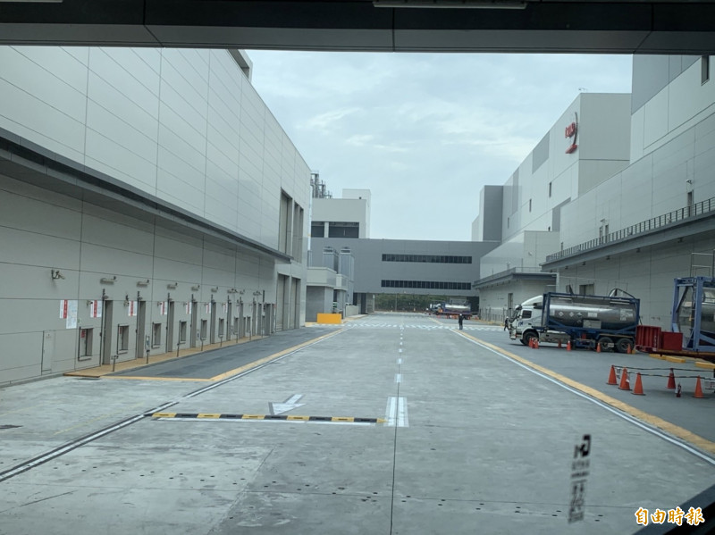 台積電18廠供應氣體運送的大道、設備裝機的「碼頭」，更是寬敞，「碼頭」每月可裝機達2、3百台。（記者洪友芳攝）