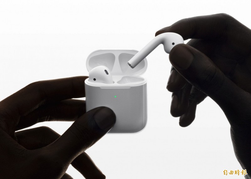蘋果傳出正在研發新式真無線耳機（TWS）產品，將以「AirPods Lite」搶攻平價市場。圖為第3代AirPods。（圖取自蘋果官網）