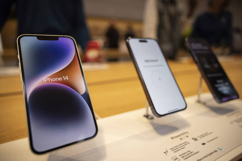 中國疫情衝擊蘋果iPhone手機供應鏈。（美聯社）