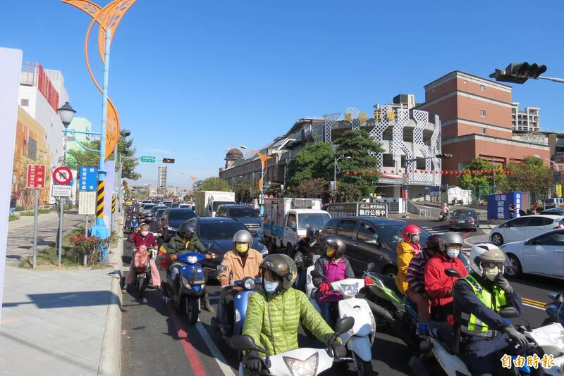 三井LaLaport南館試營運，周邊塞車嚴重。（記者蘇金鳳攝）