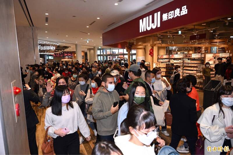 三井LaLaport南館試營運，人潮爆滿。（記者廖耀東攝）