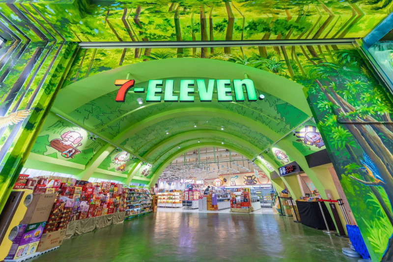 新開幕的台南-東山服務區+7-ELEVEN東山站門市以「歡樂東山·榕景再現」為主題。（統一超商提供）