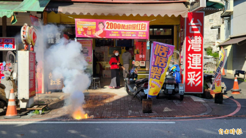台彩2000萬超級紅包刮刮樂，礁溪鄉「金園投注站」刮出100萬元紅包，今放鞭炮慶賀。（記者游明金攝）