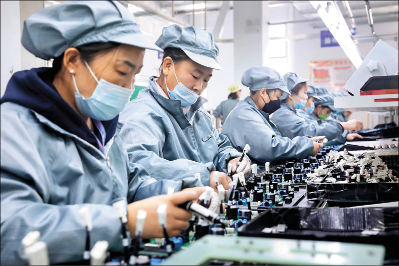 在美中對抗擴大下，台商電子供應鏈正加速分流。（美聯社）