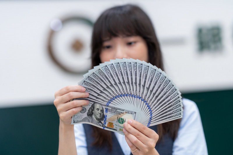 市場預期聯準會升息接近尾聲，美元跌至9個月低點，激勵亞幣全面走揚。（記者陳梅英攝）