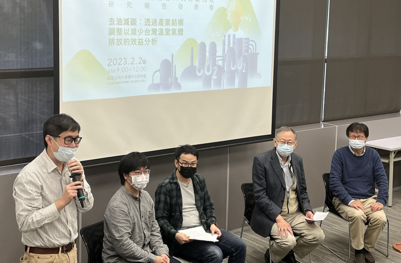 環境權保障基金會與共力研究社今（2）日發表的研究報告，指出縮減石化業出口規模，是CP值最高、最不影響國內經濟成長的減碳方向。（記者陳嘉怡攝）