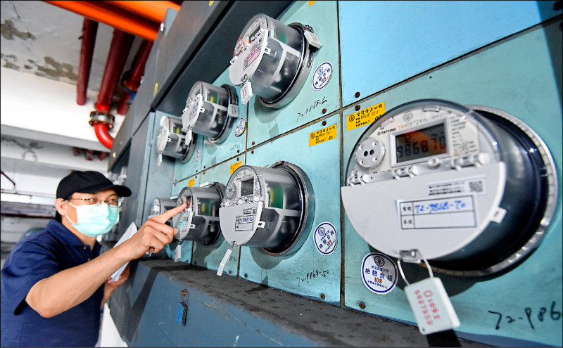 台電擬自電價穩定基金「收回」四○四億元彌補虧損，將使基金面臨成立以來「首度歸零」，今年電價也恐難再凍漲。（資料照）