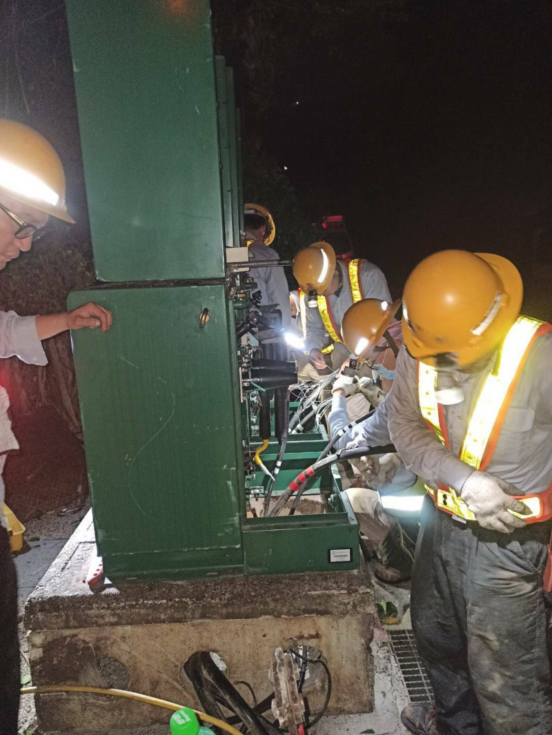 經歷無數摸黑夜晚，台電於35個供電重點位置新設、擴增變壓器。（台電提供）