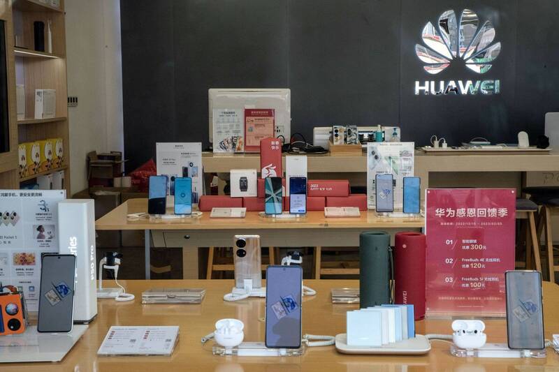 美國禁令制裁，華為手機與5G基地台業務發展受阻。（彭博）