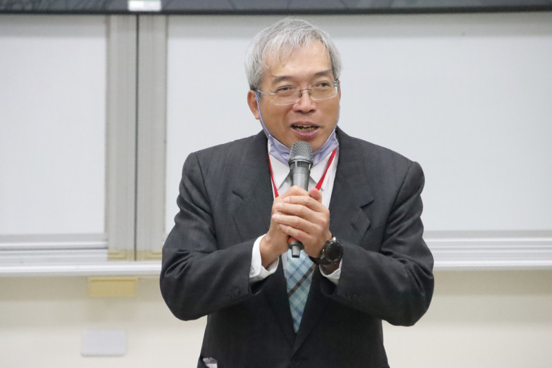 財訊社長謝金河參觀亞創中心。（記者林宜樟攝）