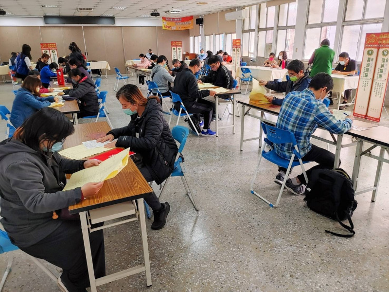 因應過年後轉職熱潮,台南就業中心將於2月間連辦3場現場媒合徵才活動,釋出900個工作機會。(資料照,記者王俊忠攝)