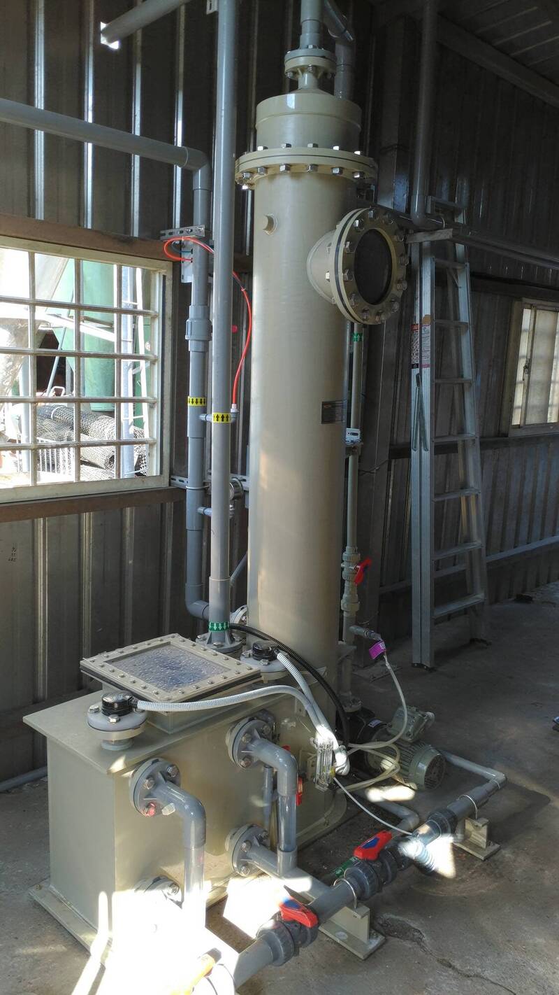 養豬場開發沼氣發電與廢水處理過程環環相扣，建置發電設備要從外國進口，建置成本高，豬農猶豫觀望。（縣府提供）
