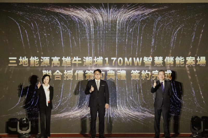 永豐銀總經理莊銘福(右)、三地集團執行長暨三地能源副董事長鍾育霖(中)今天出席聯合授信簽約儀式。(永豐銀提供)