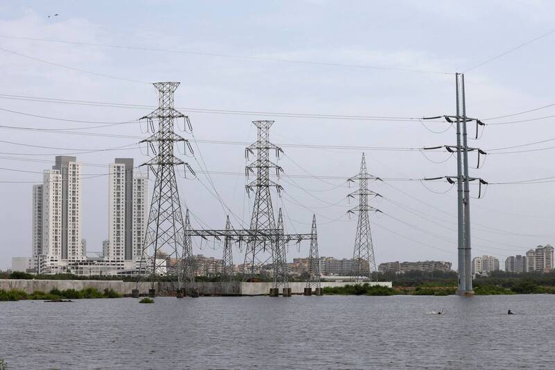 巴基斯坦計劃把燃煤發電翻4倍。圖為巴基斯坦卡拉奇（Karachi, Pakistan）的電塔。（路透）