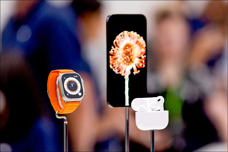 蘋果預計明年開始在旗下新款高階Apple Watch Ultra產品導入Micro LED。（見圖左，法新社）
