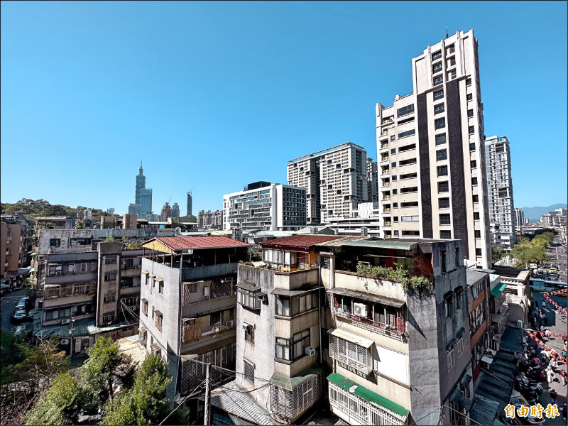 行政院院會昨通過內政部提出「中產以下自用住宅貸款戶支持方案」，預計受惠戶數可達55萬戶。（記者徐義平攝）