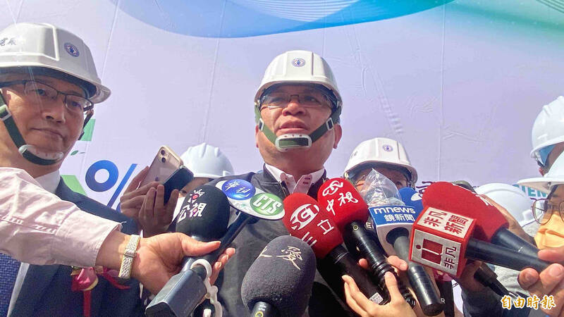 台電代理董事長曾文生（中）、中研院長廖俊智（左）說明去碳燃氫發電技術。（記者黃旭磊攝）