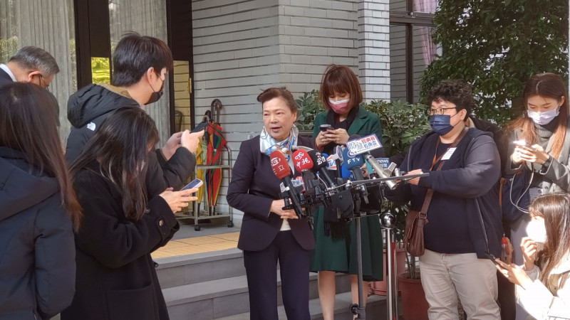 經濟部長王美花今天早上在立法院接受媒體聯訪。（記者楊丞彧攝）