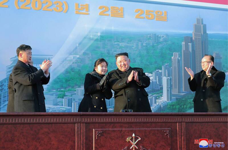 北韓鬧飢荒，該國領導人金正恩卻頻頻曬女兒金朱愛，從身形看來，吃喝都不缺。（法新社）