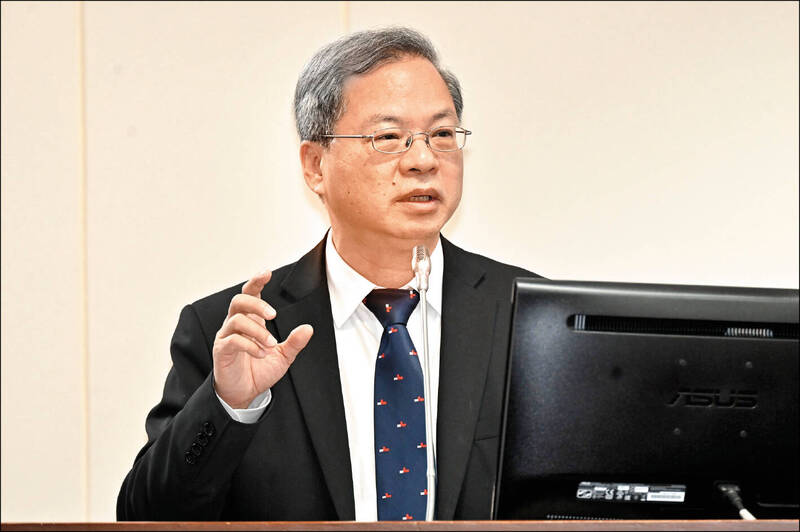 國發會主委龔明鑫坦言,已經確認景氣下行,預計三月下旬就會發布第十五次景氣循環。(記者塗建榮攝)