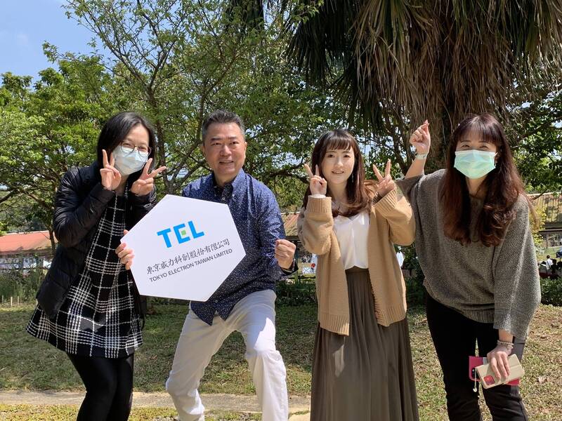 東京威力科創 （TEL）台灣區總裁張天豪（左2）表示，目前TEL在台員工有1600人，隨著台灣產業拓展，目前正在南科興建營運中心，預計2024年落成，估計可容納千人左右，人才緊俏是半導體業的挑戰課題。（記者洪友芳攝）