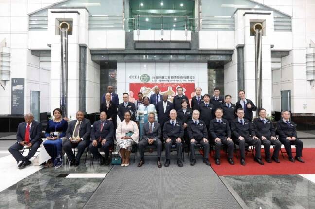 簽署完畢雙方於大廳合照留念。（圖/世曦提供）