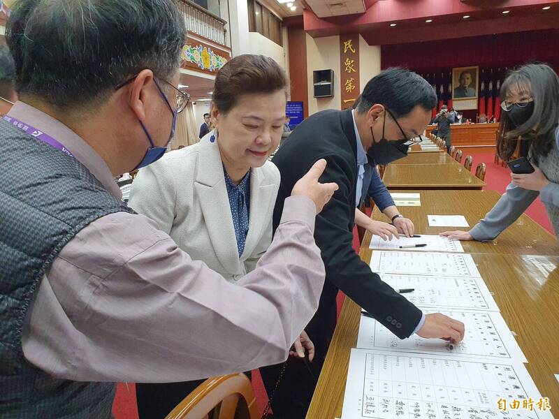 經濟部長王美花今天在立法院指出，南部確實600多天都沒有下大雨，經濟部非常謹慎地調度，抗旱計畫也會在4月底前，每天增加13.6萬噸水供南部使用。（記者謝君臨攝）