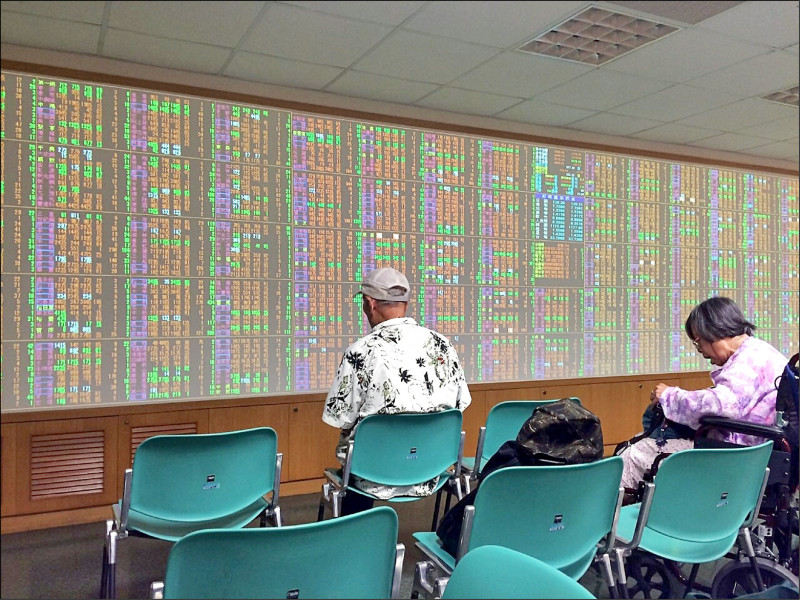 外資大賣台股284.5億元，金融、航運帶頭下殺，台股昨重挫。（資料照）