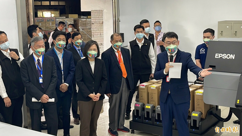 蔡英文總統參觀口罩國家隊順易利實業生產線。（記者盧賢秀攝）