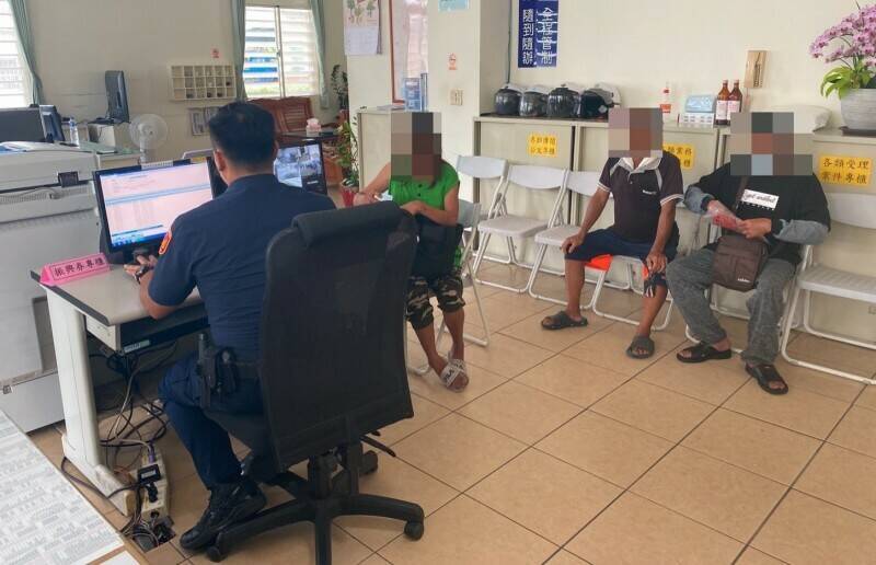 3年前在花蓮萬榮鄉西林派出所領振興券情形，民眾在派出所座位區等候領券。（資料照）