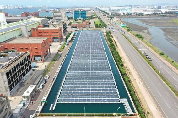 蓄水池上架設漂浮型太陽能設備，減少陽光直照水面，可以降低水分蒸發減少自來水的浪費。（中龍鋼鐵提供）
