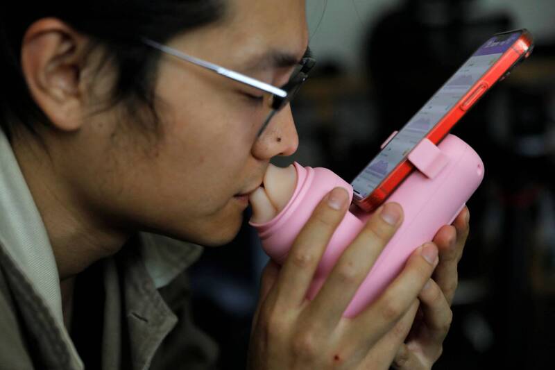 中國新創開發「接吻神器」 讓遠距離情侶親熱