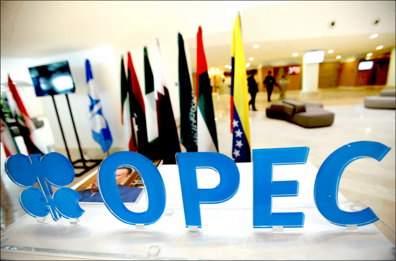石油輸出國家組織（OPEC）與俄羅斯等產油國突然宣布從5月起至年底每日將再減產166萬桶，國際油價一度大漲8％。（路透檔案照）