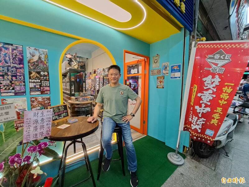 新竹市傳統中央商場內竟有動漫玩具店，王耀霆所開的動漫店成為傳統舊商商的新活水。（記者洪美秀攝）