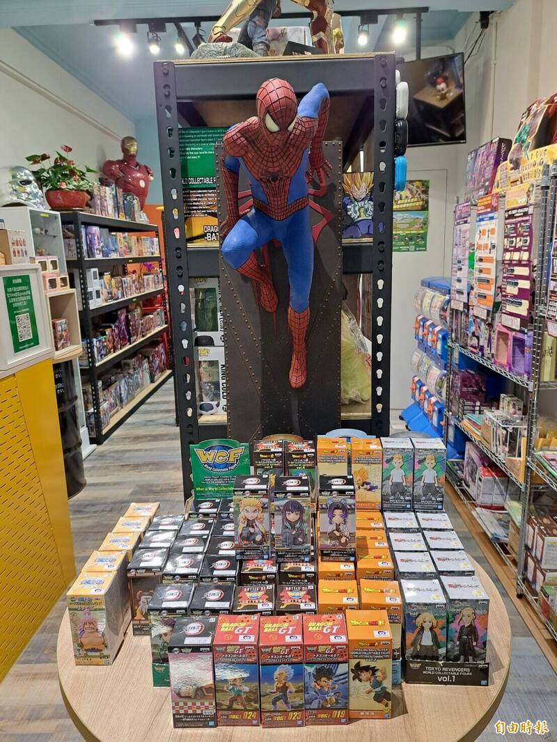 新竹市傳統中央商場內竟有動漫玩具店，王耀霆所開的動漫店成為傳統舊商商的新活水。（記者洪美秀攝）