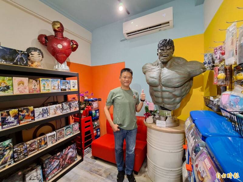新竹市傳統中央商場內竟有動漫玩具店，王耀霆所開的動漫店成為傳統舊商商的新活水。（記者洪美秀攝）