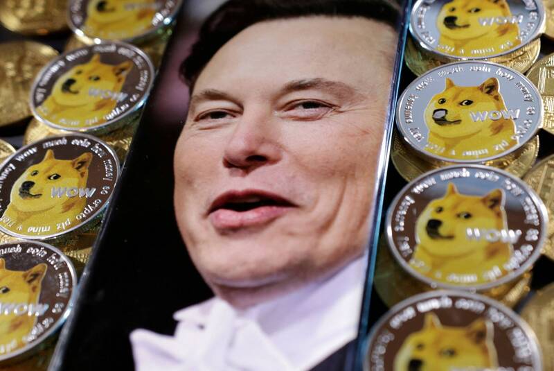 馬斯克面臨狗狗幣訴訟案，馬斯克團隊日前提交文件，要求法官駁回訴訟案。（路透）