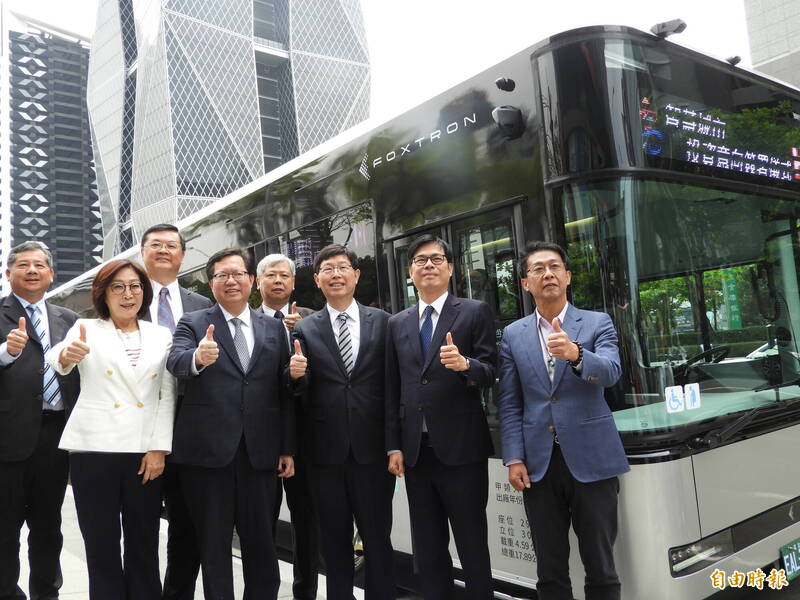 鴻海董事長劉揚偉（右三）、高雄市長陳其邁（右二）、行政院副院長鄭文燦（右四）等人，搭乘鴻海的Model T電動巴士。（記者葛祐豪攝）