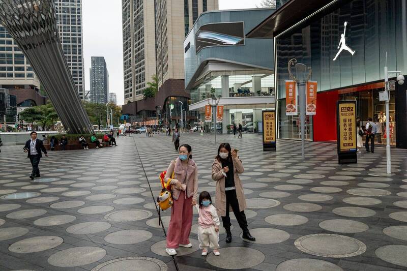 中國去年12月解除疫情封控措施後，今年頭2個月的經濟只呈現溫和復甦。（彭博）