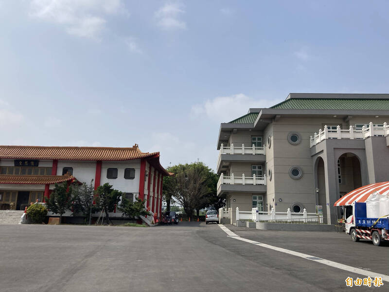 左為舊的納骨塔，右為全新的「梅陵園」外觀。
（記者顏宏駿攝）