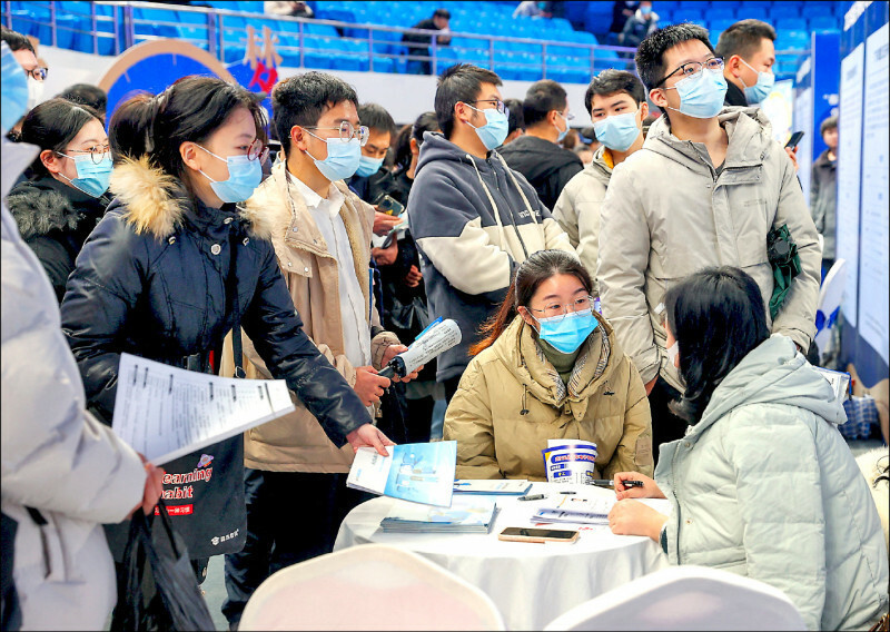 中國3月青年失業率再逼近20％ 分析師警告：恐危及社會穩定